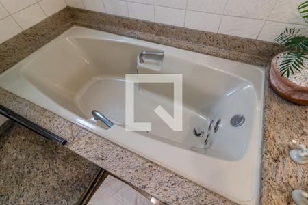 Apartamento à venda com 242m², 4 quartos e 4 vagas Apartamento à venda com 242m², 4 quartos e 4 vagasSuíte 4