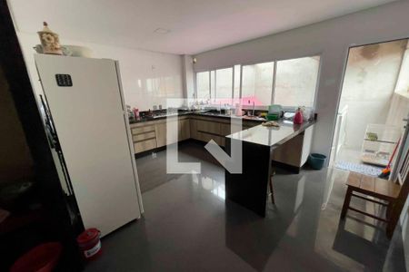 Casa à venda com 200m², 4 quartos e 4 vagas Casa à venda com 200m², 4 quartos e 4 vagasCozinha