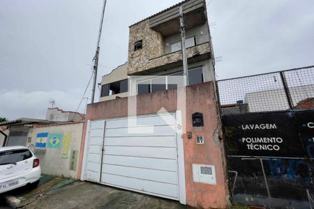 Casa à venda com 200m², 4 quartos e 4 vagas Casa à venda com 200m², 4 quartos e 4 vagasFachada