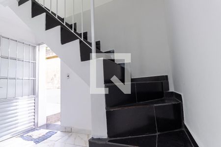 Escada de casa de condomínio para alugar com 2 quartos, 50m² em Vila Rio Branco, São Paulo