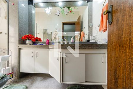 Casa à venda com 425m², 4 quartos e 4 vagasBanheiro suíte 2