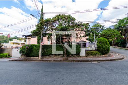 Casa à venda com 425m², 4 quartos e 4 vagasFachada