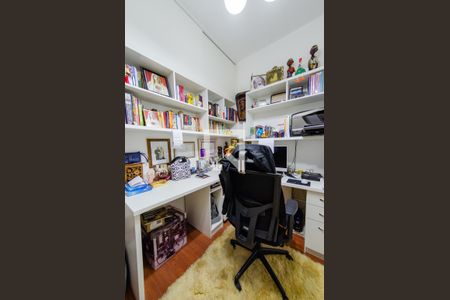 Casa à venda com 425m², 4 quartos e 4 vagasEscritório