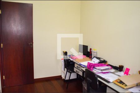 Casa à venda com 310m², 4 quartos e 4 vagas Casa à venda com 310m², 4 quartos e 4 vagasEscritório