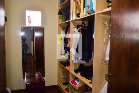 Casa à venda com 310m², 4 quartos e 4 vagas Casa à venda com 310m², 4 quartos e 4 vagasCloset