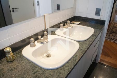 Apartamento à venda com 210m², 4 quartos e 3 vagas Apartamento à venda com 210m², 4 quartos e 3 vagasBanheiro Quarto 4