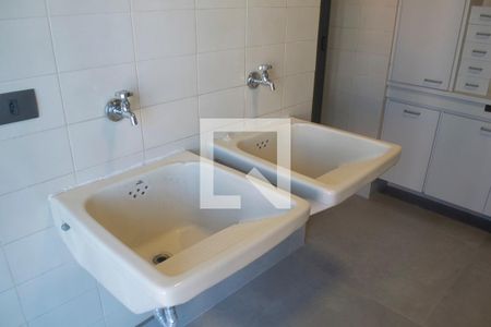 Apartamento à venda com 210m², 4 quartos e 3 vagas Apartamento à venda com 210m², 4 quartos e 3 vagasÁrea de Serviço