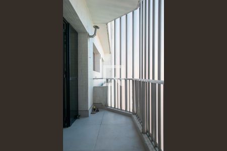 Apartamento à venda com 210m², 4 quartos e 3 vagas Apartamento à venda com 210m², 4 quartos e 3 vagasSacada Área de Serviço