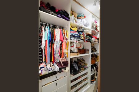 Apartamento à venda com 180m², 4 quartos e 1 vaga Apartamento à venda com 180m², 4 quartos e 1 vagaCloset da suíte