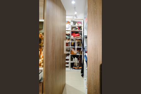 Apartamento à venda com 180m², 4 quartos e 1 vaga Apartamento à venda com 180m², 4 quartos e 1 vagaCloset da suíte