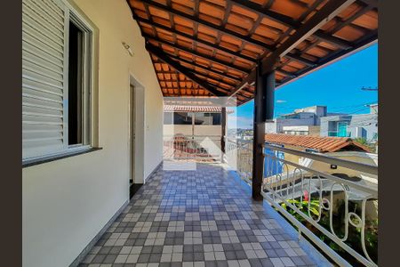 Casa à venda com 200m², 4 quartos e 4 vagas Casa à venda com 200m², 4 quartos e 4 vagasVaranda