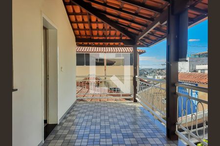 Casa à venda com 200m², 4 quartos e 4 vagas Casa à venda com 200m², 4 quartos e 4 vagasVaranda