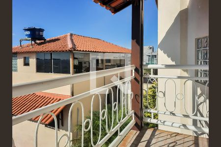 Casa à venda com 200m², 4 quartos e 4 vagas Casa à venda com 200m², 4 quartos e 4 vagasVaranda