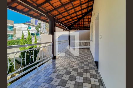 Casa à venda com 200m², 4 quartos e 4 vagas Casa à venda com 200m², 4 quartos e 4 vagasVaranda