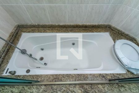 Casa à venda com 176m², 3 quartos e 4 vagasBanheiro da Suíte