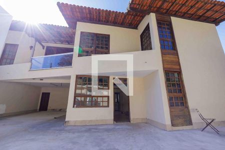 Casa para alugar com 360m², 3 quartos e 5 vagas Casa para alugar com 360m², 3 quartos e 5 vagasFachada