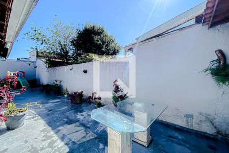 Casa à venda com 110m², 2 quartos e 2 vagasQuintal