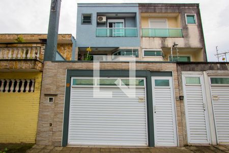 Casa à venda com 200m², 3 quartos e 4 vagas Casa à venda com 200m², 3 quartos e 4 vagasFachada