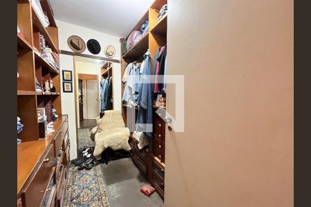 Casa à venda com 240m², 4 quartos e 5 vagas Casa à venda com 240m², 4 quartos e 5 vagasCloset