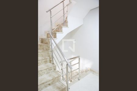 Casa à venda com 120m², 2 quartos e 2 vagasEscadas