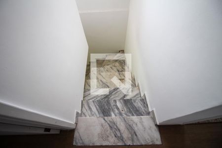 Casa à venda com 250m², 3 quartos e 2 vagasEscada