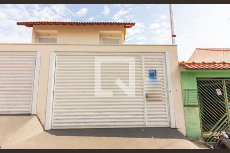 Casa à venda com 120m², 3 quartos e 2 vagas Casa à venda com 120m², 3 quartos e 2 vagasFachada