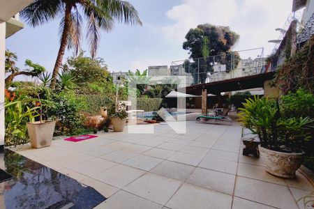 Casa à venda com 1235m², 5 quartos e 5 vagas Casa à venda com 1235m², 5 quartos e 5 vagasQuintal