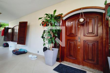 Casa à venda com 1235m², 5 quartos e 5 vagas Casa à venda com 1235m², 5 quartos e 5 vagasVaranda