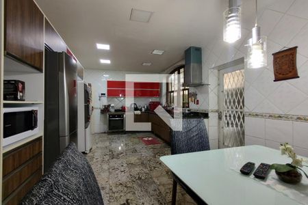 Casa à venda com 1235m², 5 quartos e 5 vagas Casa à venda com 1235m², 5 quartos e 5 vagasCozinha - Armários