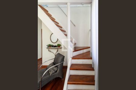 Apartamento à venda com 120m², 4 quartos e 2 vagas Apartamento à venda com 120m², 4 quartos e 2 vagasEscada