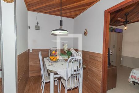 Casa à venda com 180m², 3 quartos e 6 vagas Casa à venda com 180m², 3 quartos e 6 vagasSala de Jantar casa 1