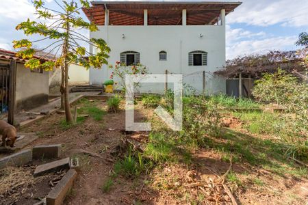 Casa à venda com 350m², 3 quartos e 4 vagas Casa à venda com 350m², 3 quartos e 4 vagasQuintal