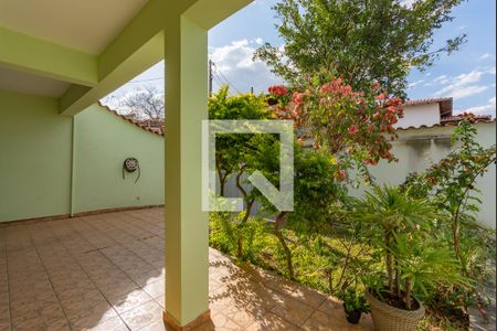 Casa à venda com 350m², 3 quartos e 4 vagas Casa à venda com 350m², 3 quartos e 4 vagasEntrada
