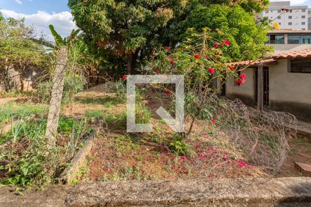 Casa à venda com 350m², 3 quartos e 4 vagas Casa à venda com 350m², 3 quartos e 4 vagasQuintal