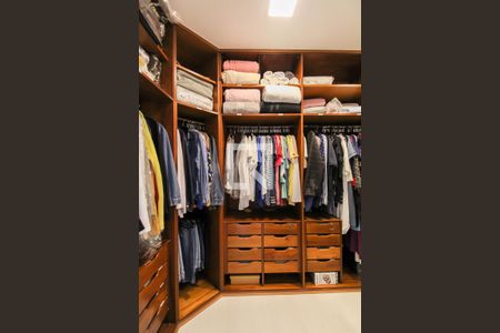 Apartamento à venda com 156m², 2 quartos e 2 vagas Apartamento à venda com 156m², 2 quartos e 2 vagasCloset da suíte