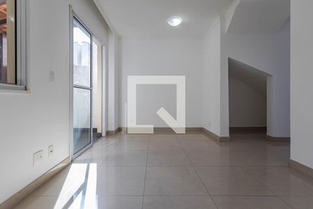 Sala de casa de condomínio para alugar com 2 quartos, 80m² em Vila Mogilar, Mogi das Cruzes