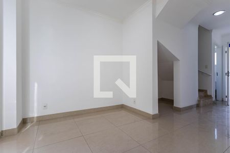 Sala de casa de condomínio para alugar com 2 quartos, 80m² em Vila Mogilar, Mogi das Cruzes