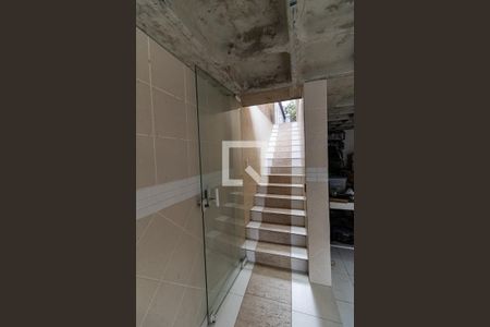 Casa à venda com 248m², 5 quartos e 2 vagas Casa à venda com 248m², 5 quartos e 2 vagasEscada