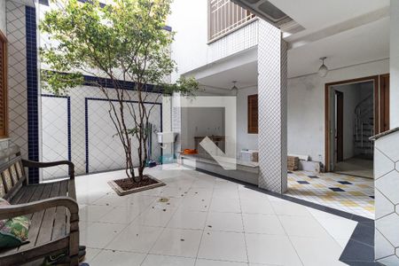 Casa à venda com 248m², 5 quartos e 2 vagas Casa à venda com 248m², 5 quartos e 2 vagasQuintal