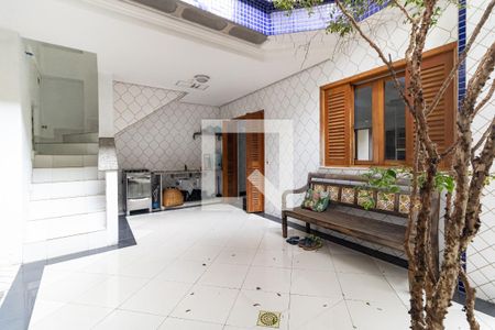 Casa à venda com 248m², 5 quartos e 2 vagas Casa à venda com 248m², 5 quartos e 2 vagasQuintal