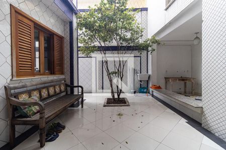 Casa à venda com 248m², 5 quartos e 2 vagas Casa à venda com 248m², 5 quartos e 2 vagasQuintal