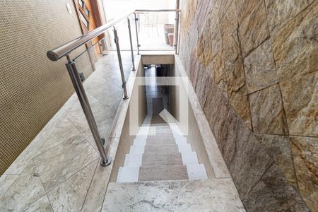 Casa à venda com 248m², 5 quartos e 2 vagas Casa à venda com 248m², 5 quartos e 2 vagasEscada