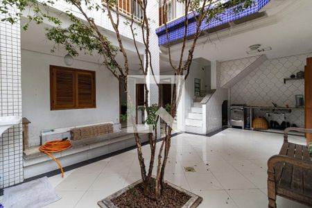 Casa à venda com 248m², 5 quartos e 2 vagas Casa à venda com 248m², 5 quartos e 2 vagasQuintal