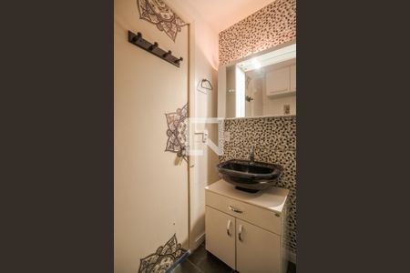 Banheiro de apartamento à venda com 1 quarto, 82m² em Rio Branco, Porto Alegre