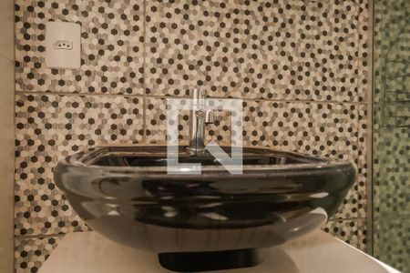Banheiro de apartamento à venda com 1 quarto, 82m² em Rio Branco, Porto Alegre