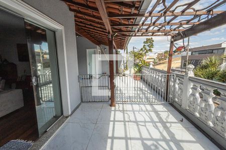Casa à venda com 591m², 4 quartos e 3 vagasVaranda