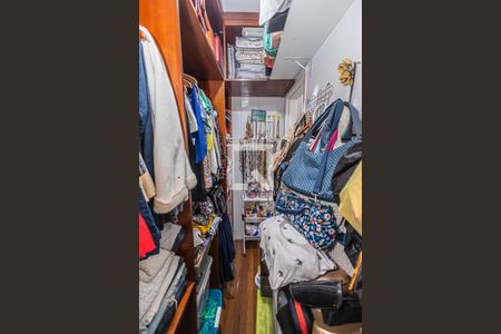 Casa à venda com 591m², 4 quartos e 3 vagasCloset