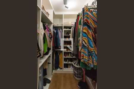 Casa de condomínio à venda com 255m², 3 quartos e 4 vagas Casa de condomínio à venda com 255m², 3 quartos e 4 vagasCloset da Suíte 1