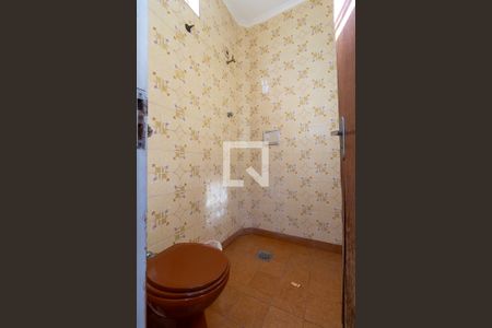 Casa à venda com 544m², 5 quartos e 5 vagas Casa à venda com 544m², 5 quartos e 5 vagasBanheiro de serviço