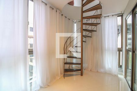 Apartamento à venda com 260m², 5 quartos e 4 vagasEscada